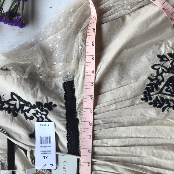 Cupio XL NWT embroidered top with lace sleeves. - Picture 4 of 7